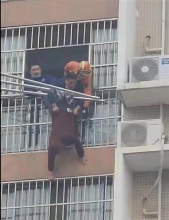 71岁老人倒挂在阳台晾衣杆上，消防人员紧急救援? ?武汉市消防救援支队供图